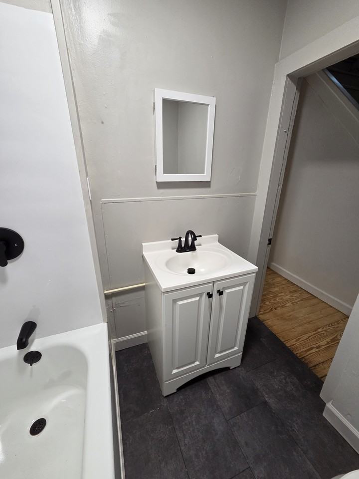 832 N Leroy St #1 - Photo 4 of 10
