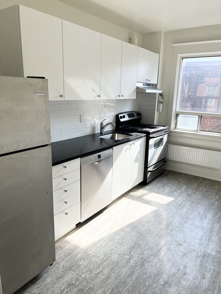 1914 Bloor Street West - Photo 4 of 11