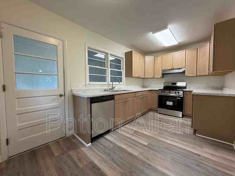 184 Pennsylvania Ave - Photo 7 of 18