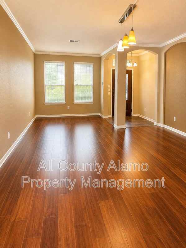 5565 Saffron Way - Photo 4 of 35