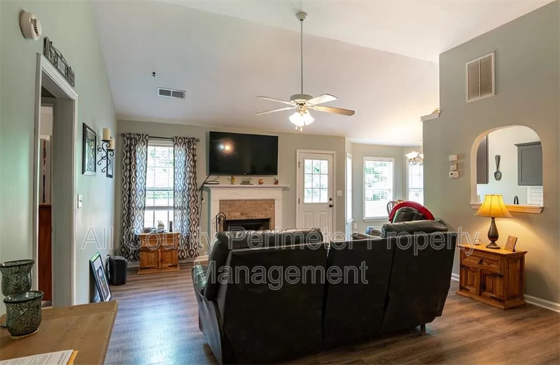 708 Riverside Dr Nw - Photo 3 of 11