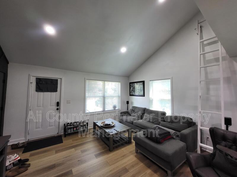 2107 Pinehurst Dr - Photo 3 of 10