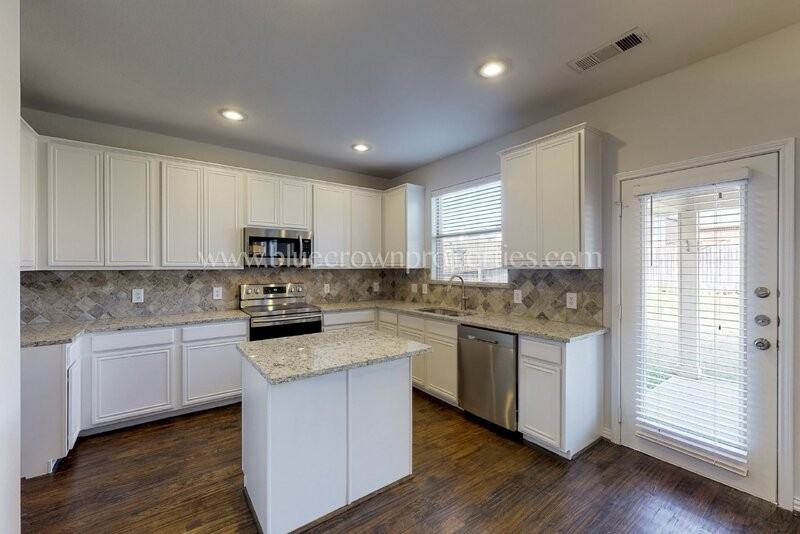 3208 Grant St - Photo 5 of 35
