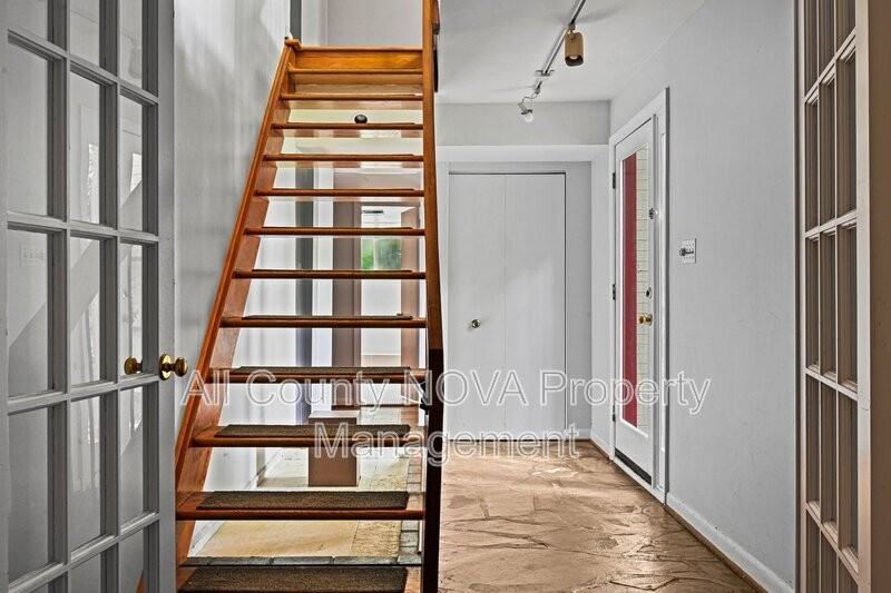 8108 Timber Valley Ct - Photo 4 of 44