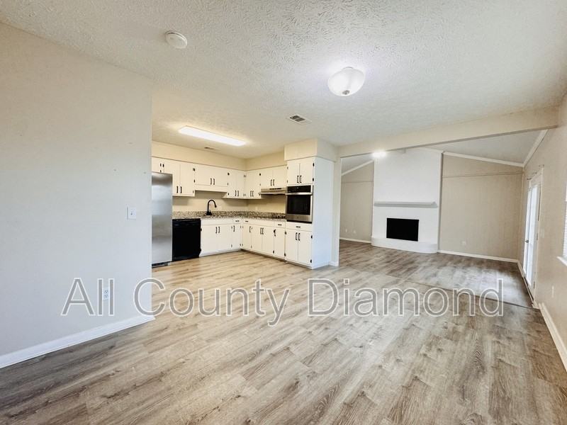 618 Gabriel St - Photo 2 of 20