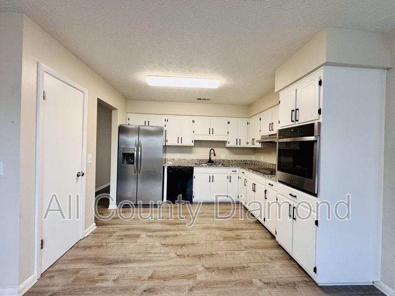 618 Gabriel St - Photo 3 of 20