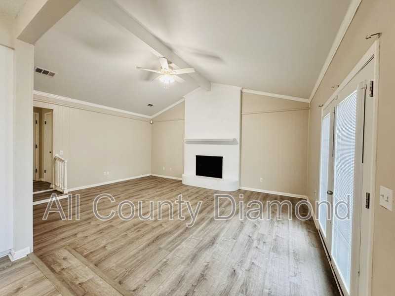 618 Gabriel St - Photo 4 of 20