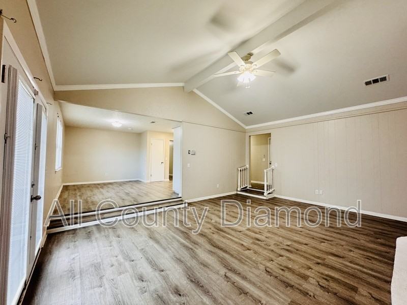 618 Gabriel St - Photo 5 of 20