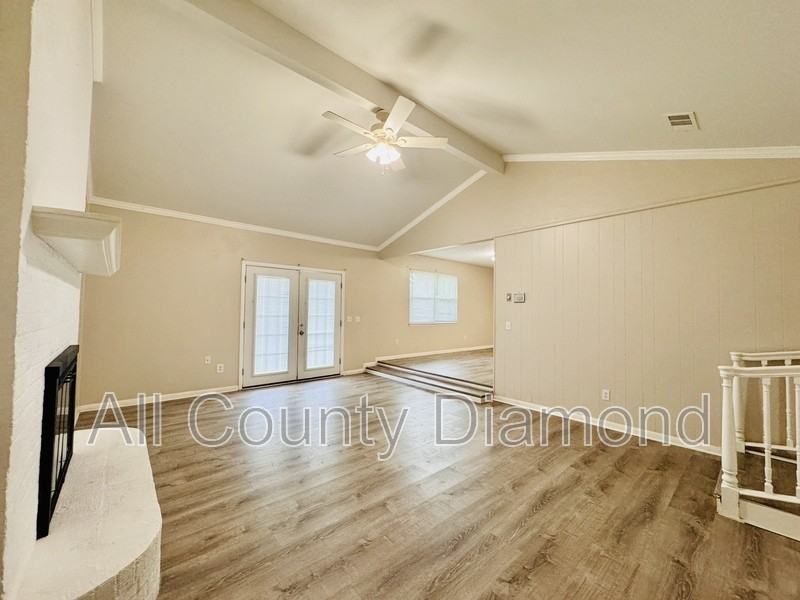618 Gabriel St - Photo 6 of 20