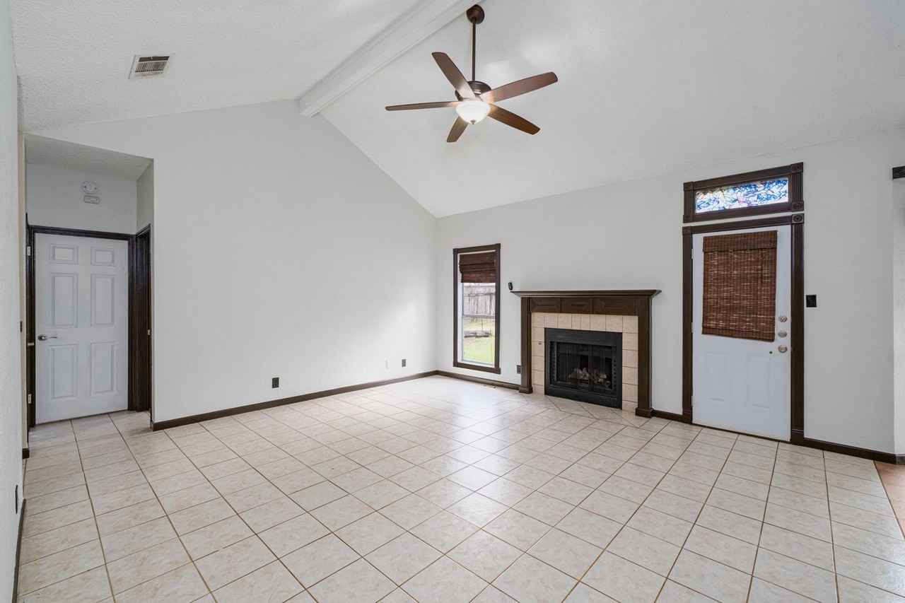 16402 Malden Dr - Photo 3 of 40