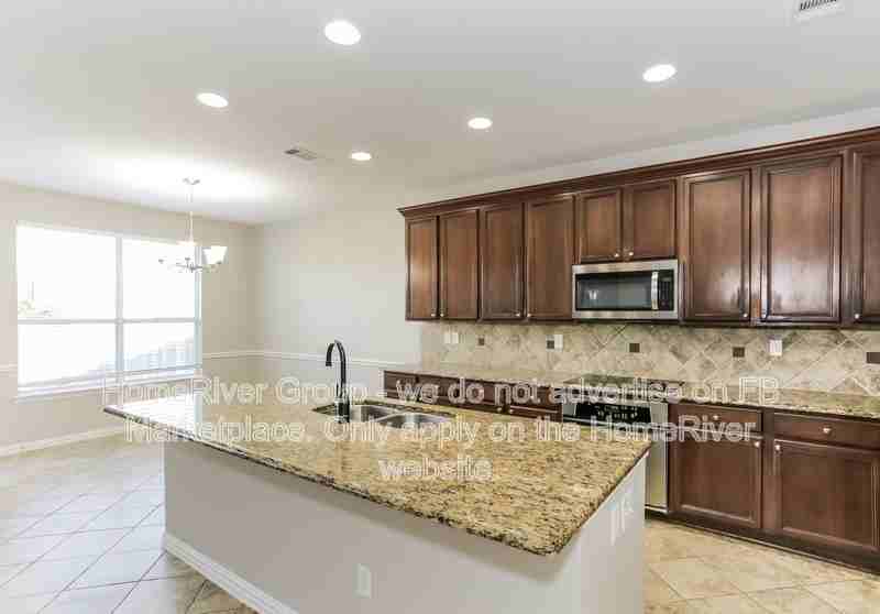 705 Champlain Ct - Photo 5 of 21