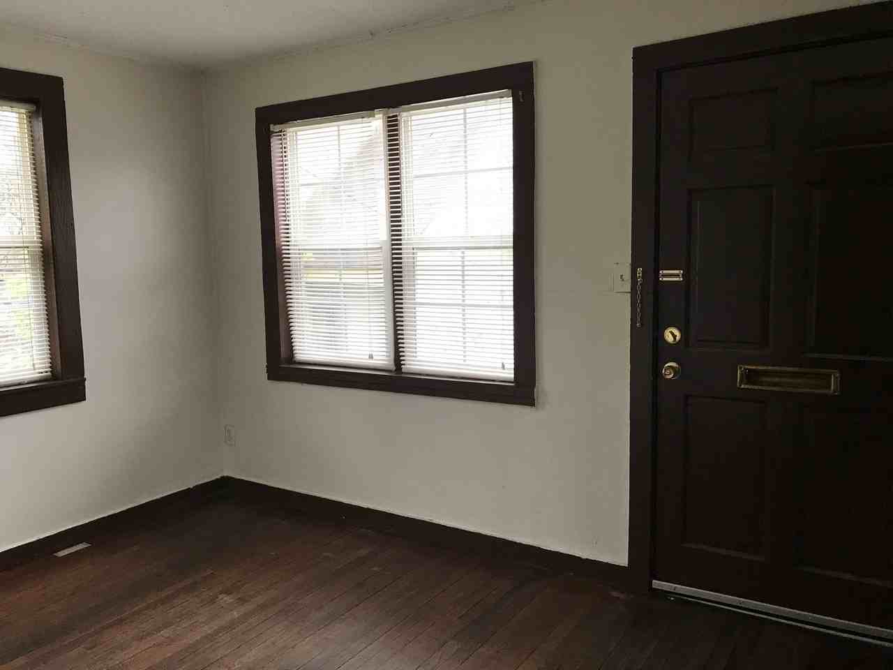 205 1/2 W 61st St - Photo 2 of 6