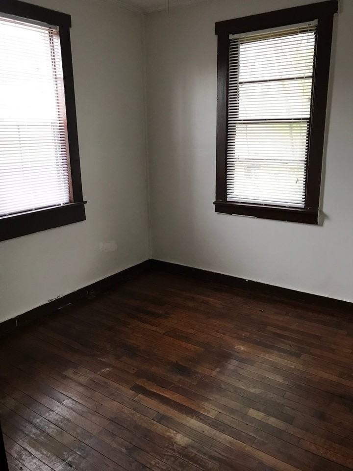 205 1/2 W 61st St - Photo 3 of 6