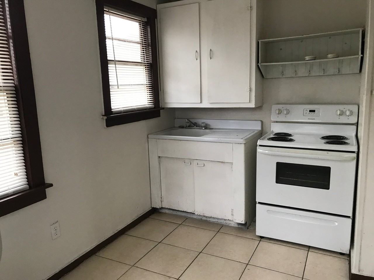 205 1/2 W 61st St - Photo 4 of 6