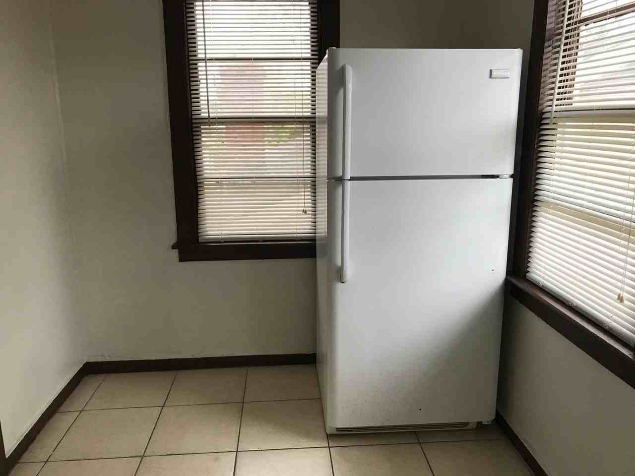205 1/2 W 61st St - Photo 5 of 6
