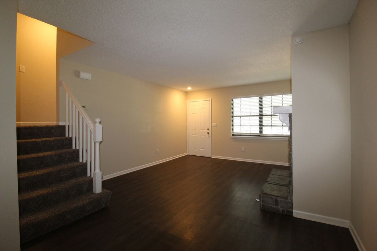 115 N Saxony Dr - Photo 3 of 13