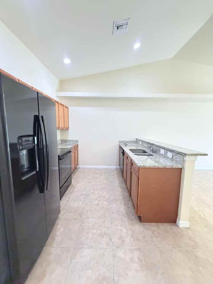 717 Se 7th St - Photo 4 of 12