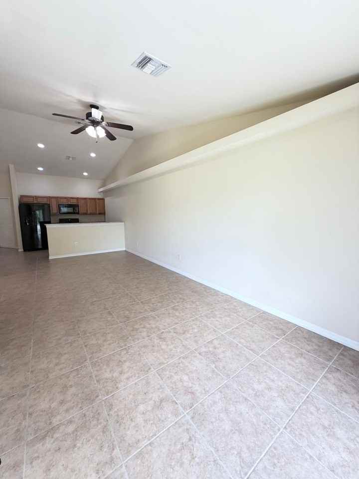 717 Se 7th St - Photo 5 of 12