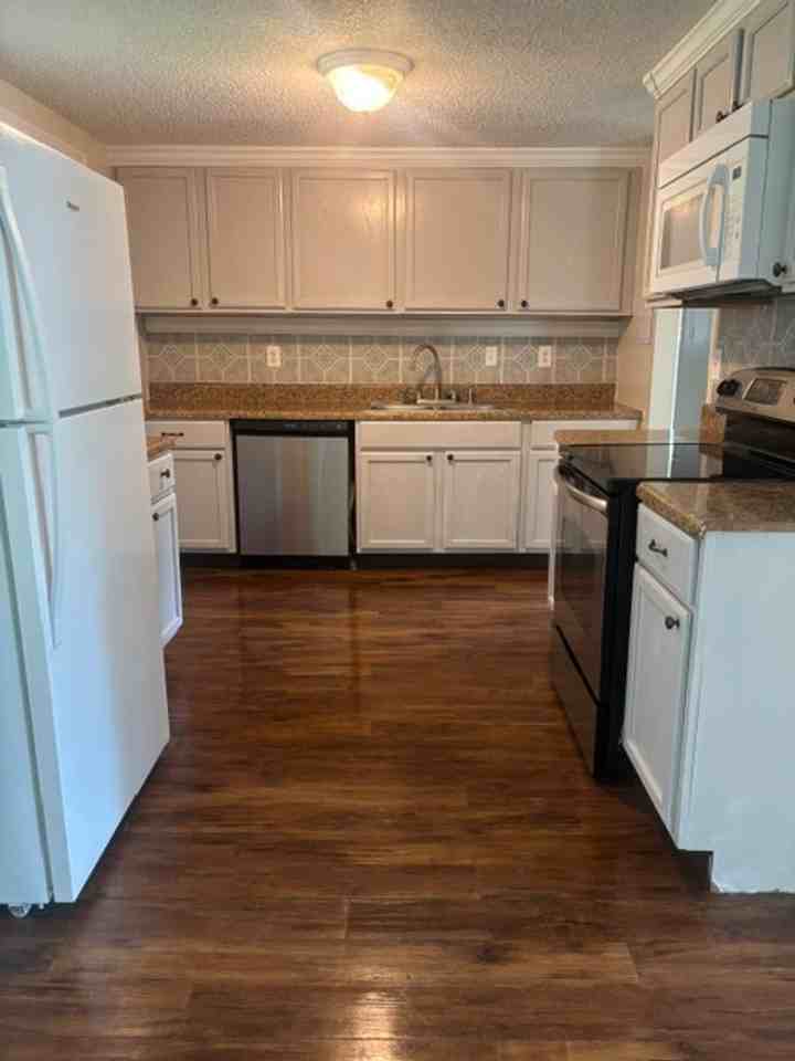 206 Bryan St - Photo 4 of 9