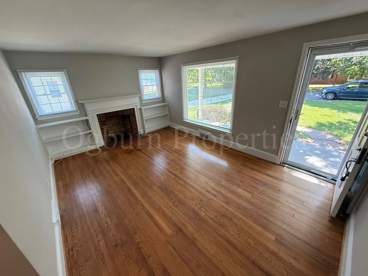 1131 Melrose St - Photo 4 of 9