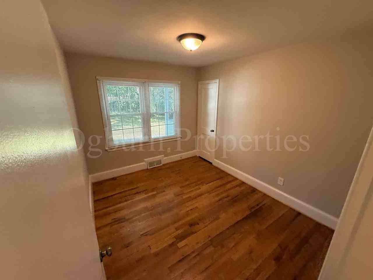 1131 Melrose St - Photo 6 of 9