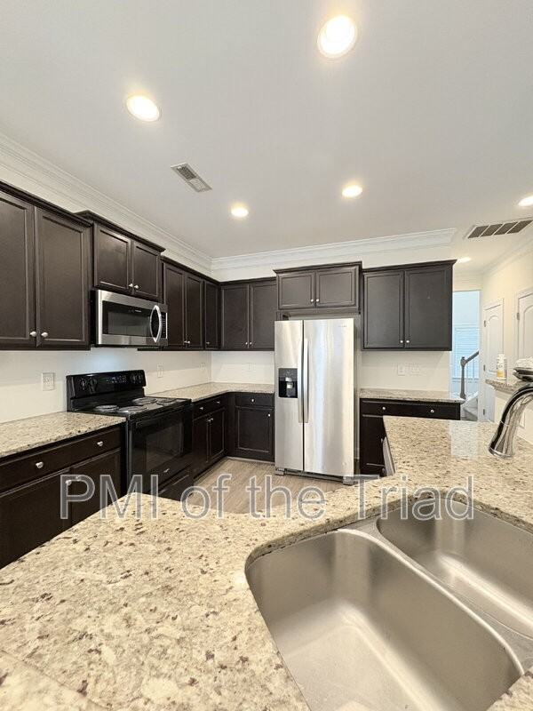 2974 York Place Dr - Photo 3 of 20