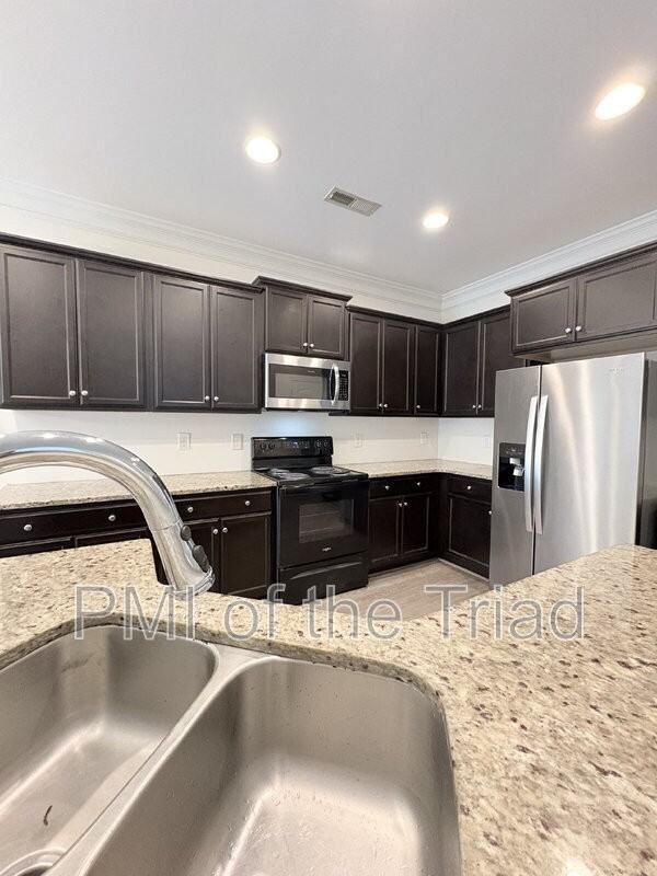 2974 York Place Dr - Photo 4 of 20