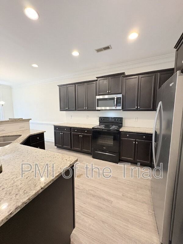 2974 York Place Dr - Photo 5 of 20