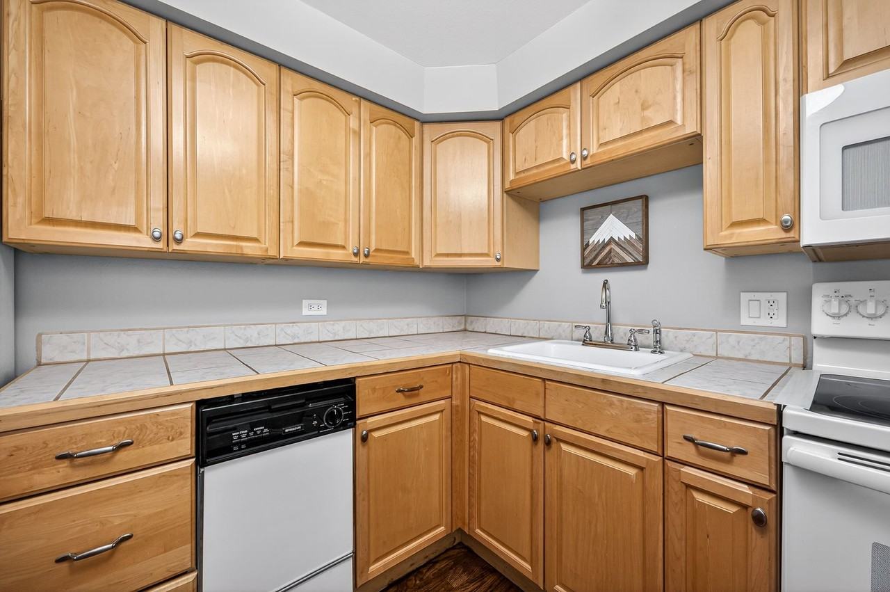 985 N Corona St - Photo 3 of 26