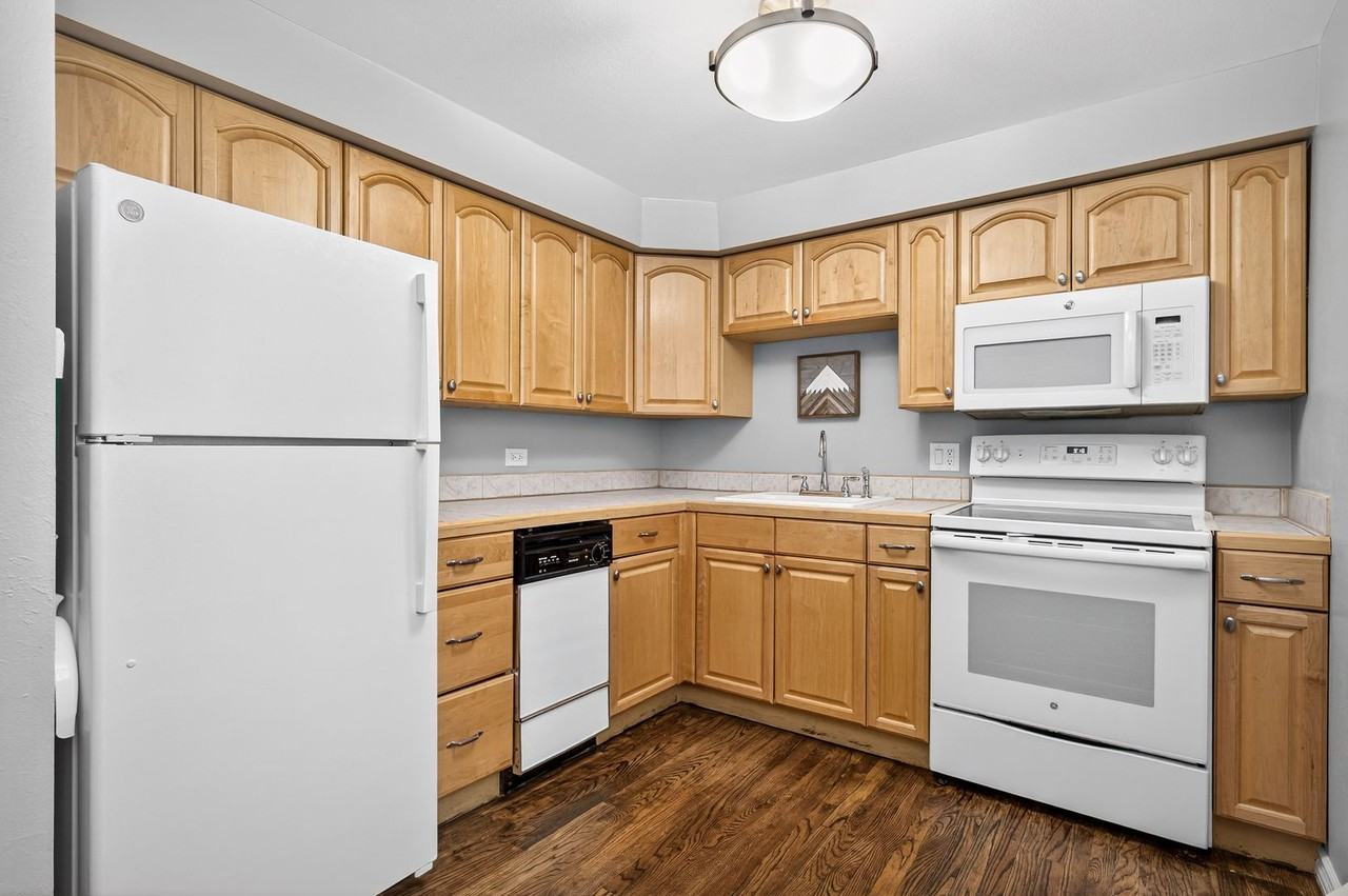 985 N Corona St - Photo 4 of 26