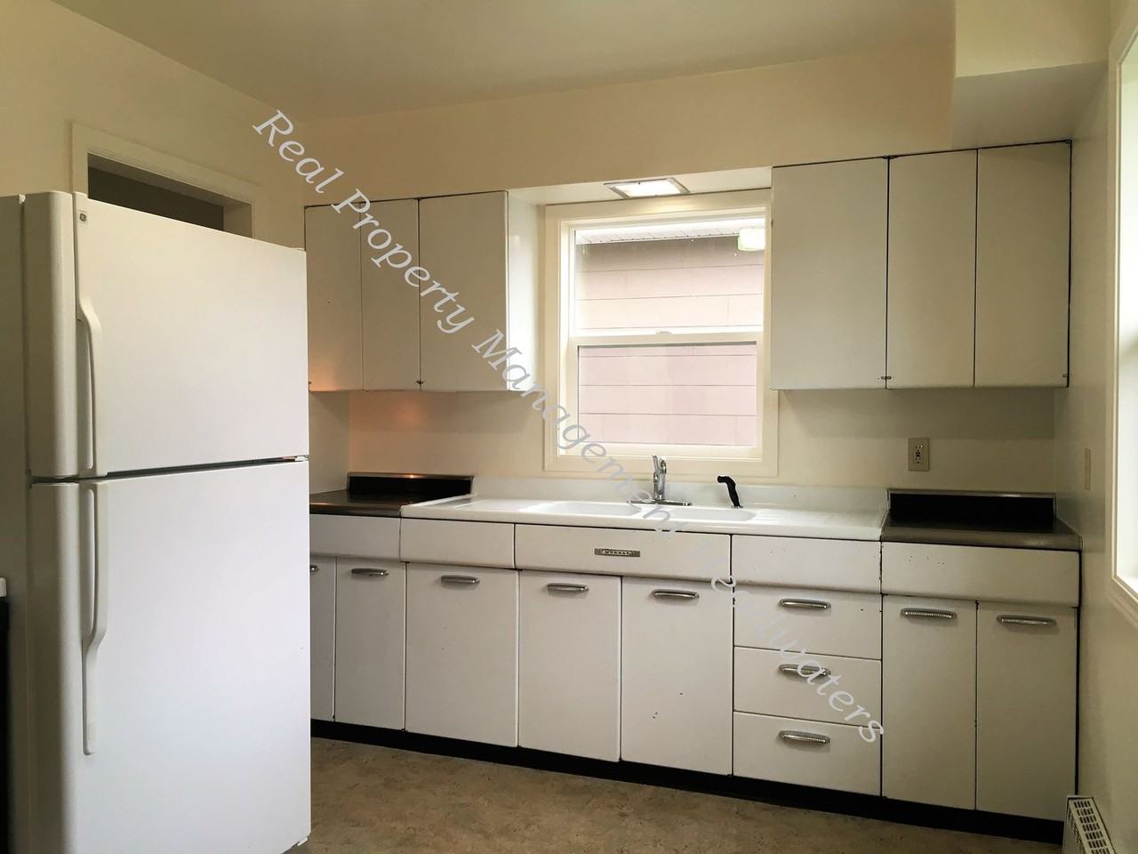 820 E Broadway St - Photo 4 of 18
