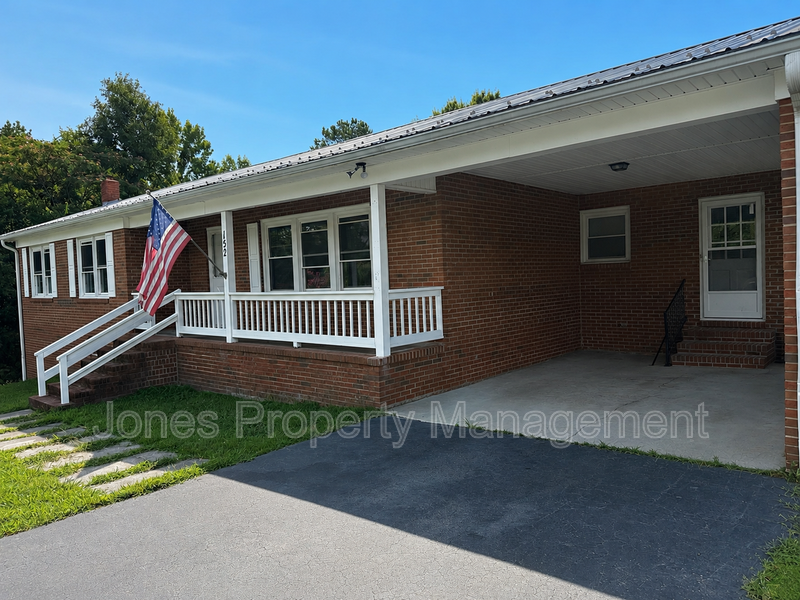 152 Leonard Dr - Photo 2 of 11