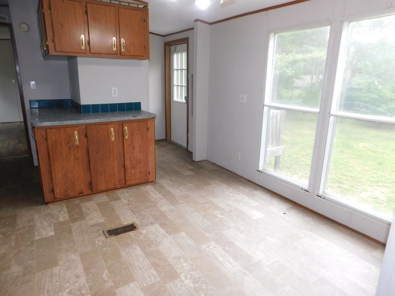 22540 Henry St - Photo 3 of 12