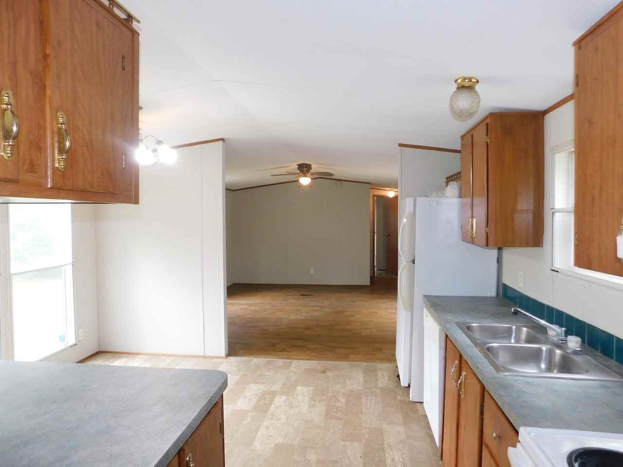 22540 Henry St - Photo 4 of 12