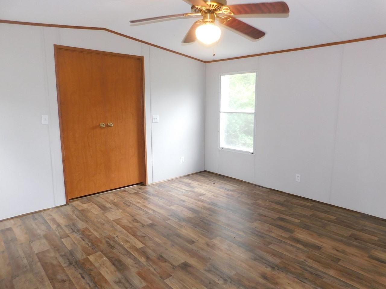 22540 Henry St - Photo 5 of 12
