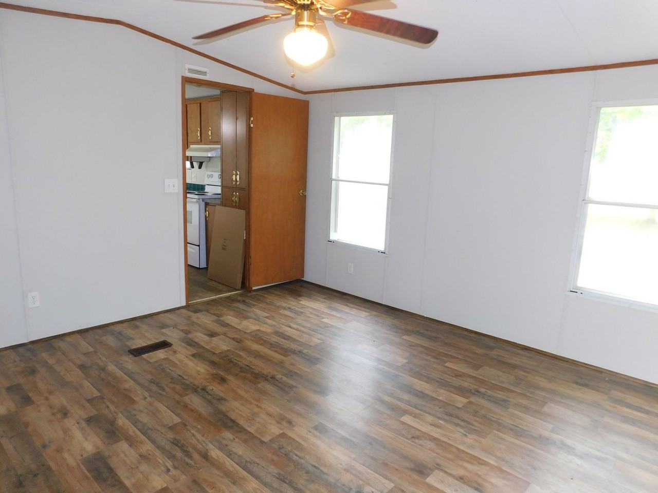 22540 Henry St - Photo 6 of 12