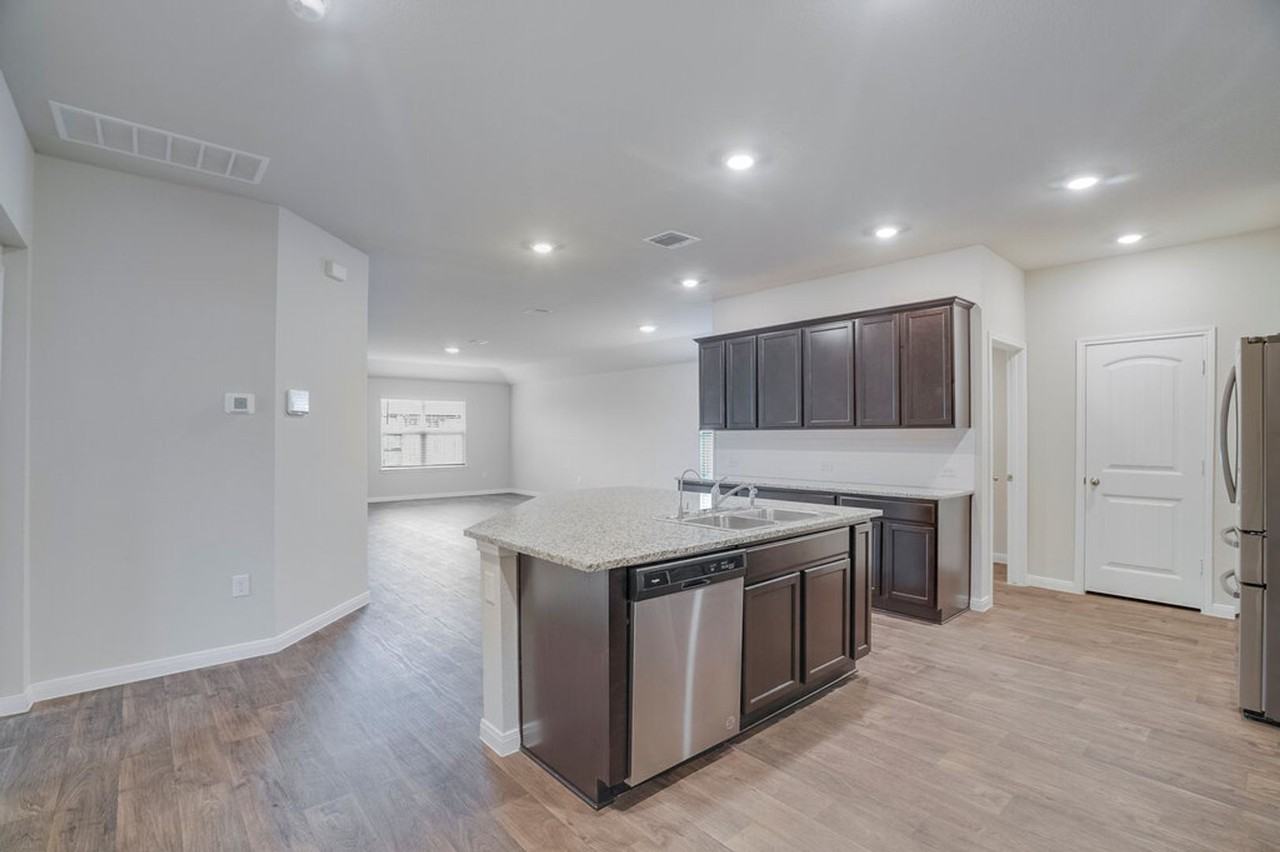 1007 Coolridge Ct - Photo 3 of 20
