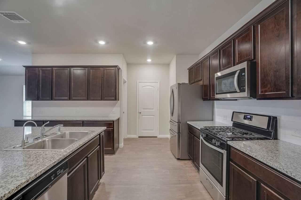 1007 Coolridge Ct - Photo 4 of 20