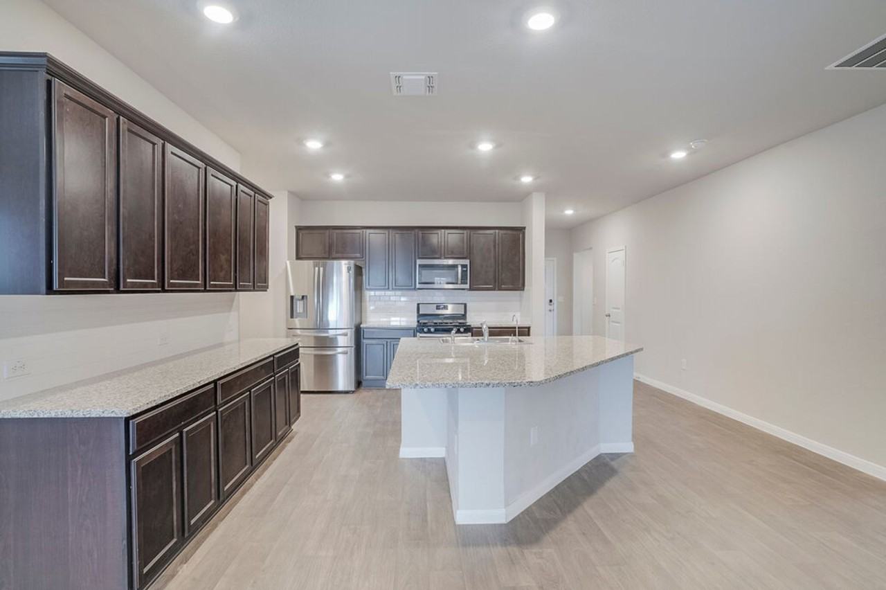 1007 Coolridge Ct - Photo 5 of 20