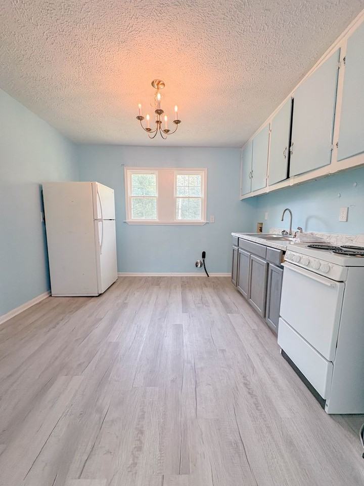 1547 Center St - Photo 2 of 12