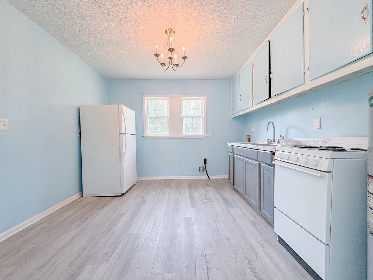 1547 Center St - Photo 3 of 12