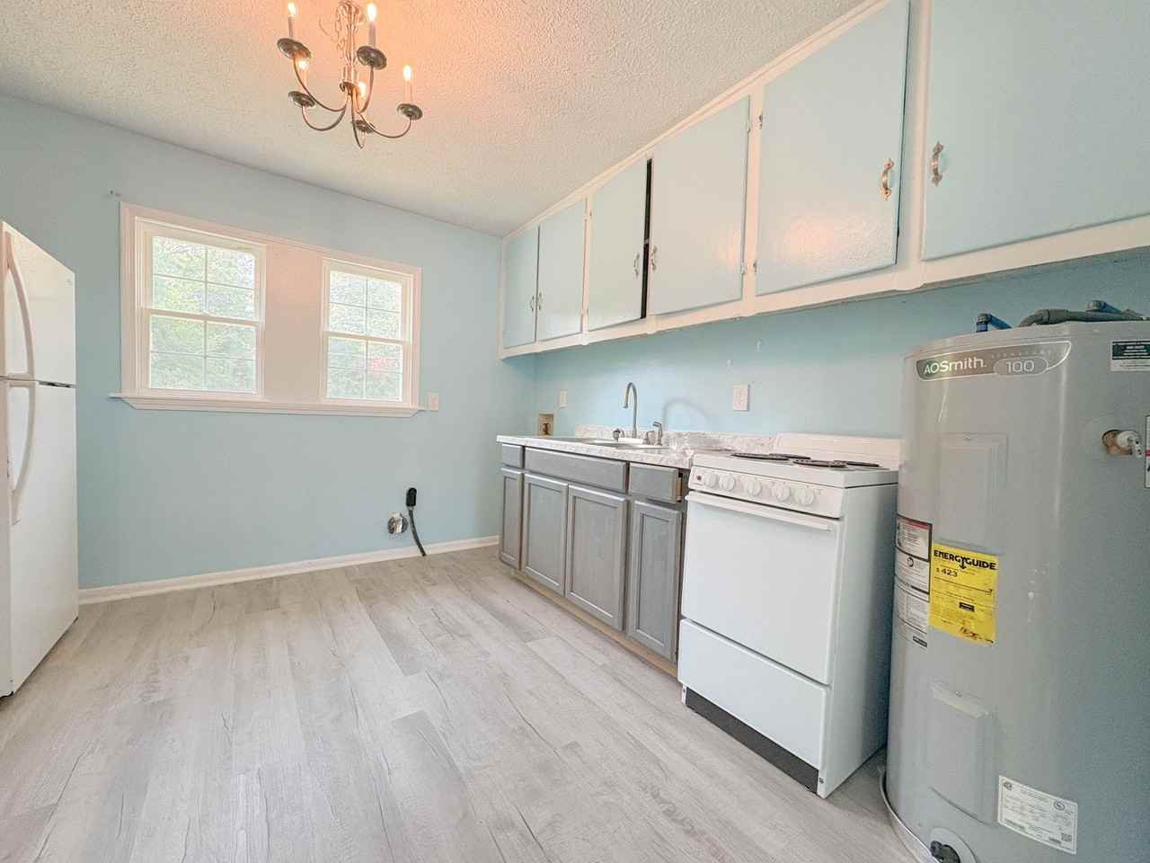 1547 Center St - Photo 4 of 12