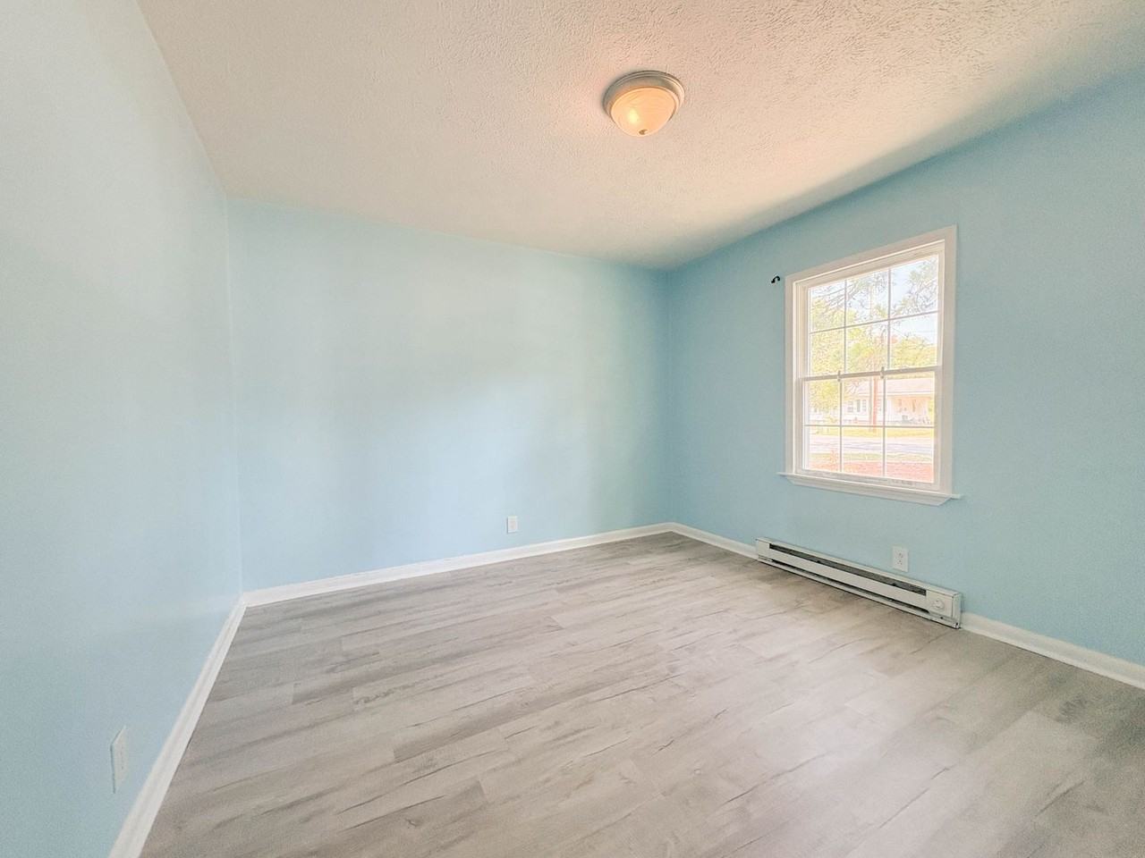 1547 Center St - Photo 7 of 12