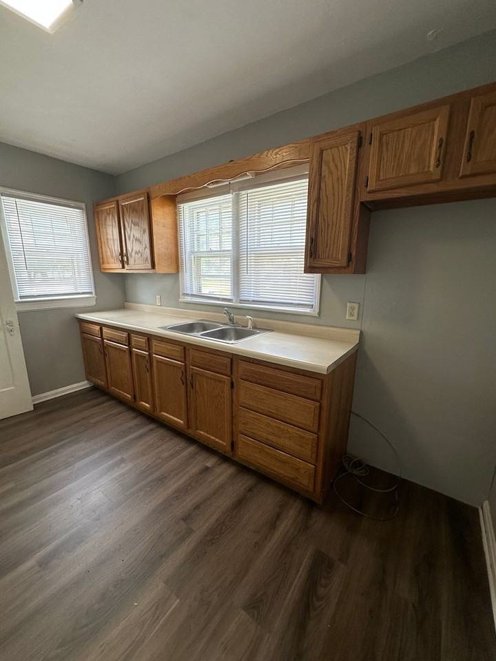 657 Dawson St - Photo 2 of 6