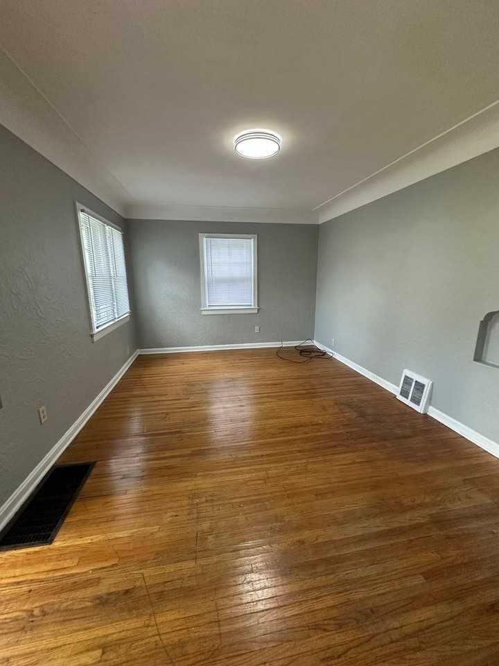 657 Dawson St - Photo 3 of 6