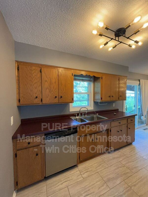 1617 Flag Ave N - Photo 2 of 28