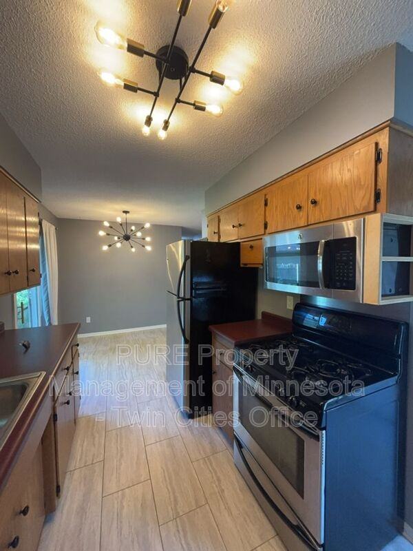 1617 Flag Ave N - Photo 3 of 28