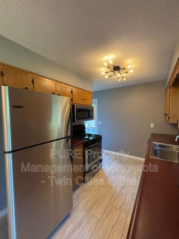 1617 Flag Ave N - Photo 4 of 28