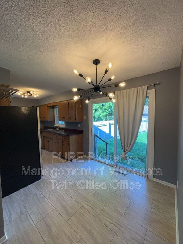 1617 Flag Ave N - Photo 5 of 28