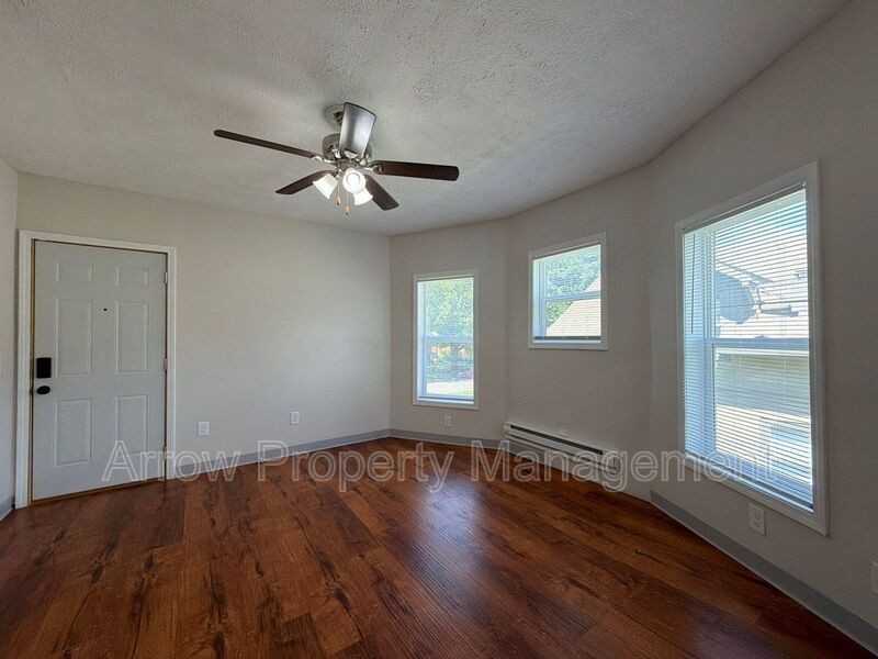 1215 Peach St #4 - Photo 3 of 11